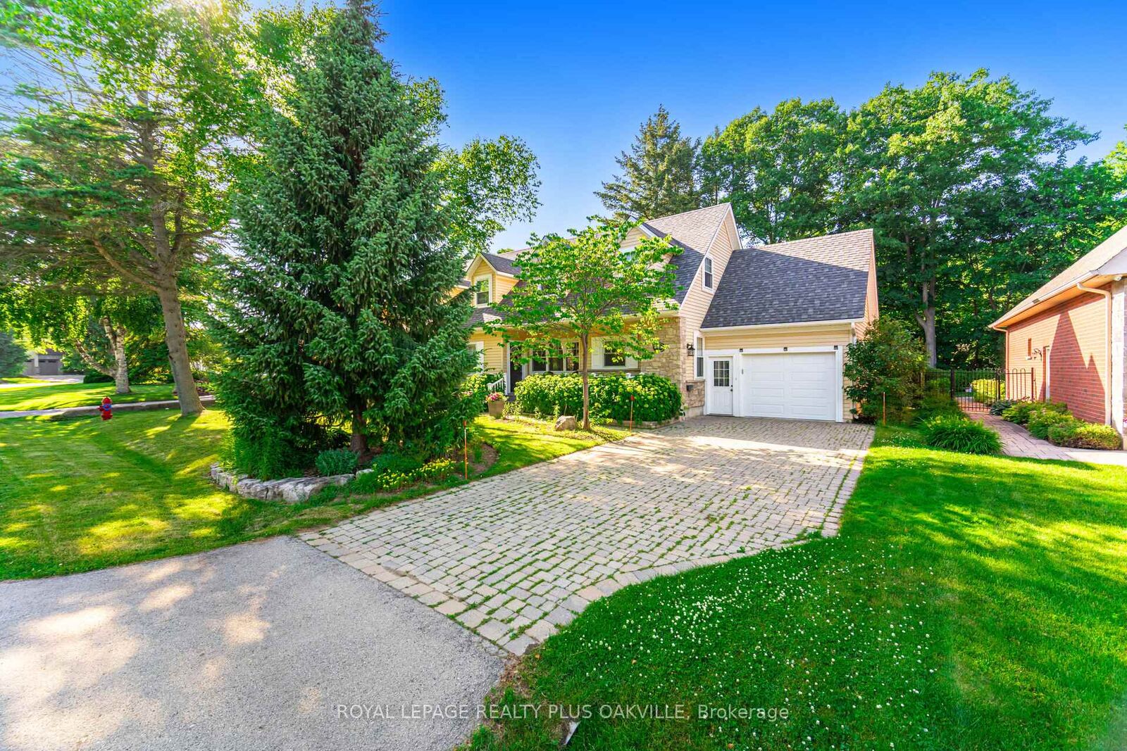 Property Photo: 43 Ravina Crescent ON L9G 2E8