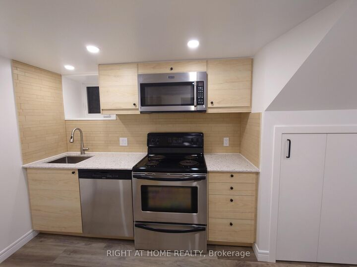 Property Photo:  117 Wellington Street S  ON L8N 2R3 