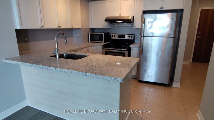 Property Photo:  33 Elm Drive W 1802  ON L5B 4M2 
