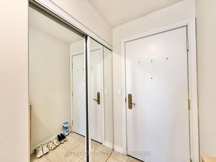 Property Photo:  18 Sommerset Way 1011  ON M2N 6X5 