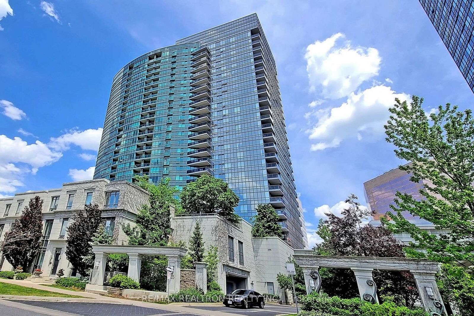 Property Photo:  25 Greenview Avenue W 2515  ON M2M 1R2 