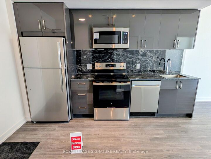 Property Photo: 4010 Eglinton Avenue W 807 ON M9A 4M2