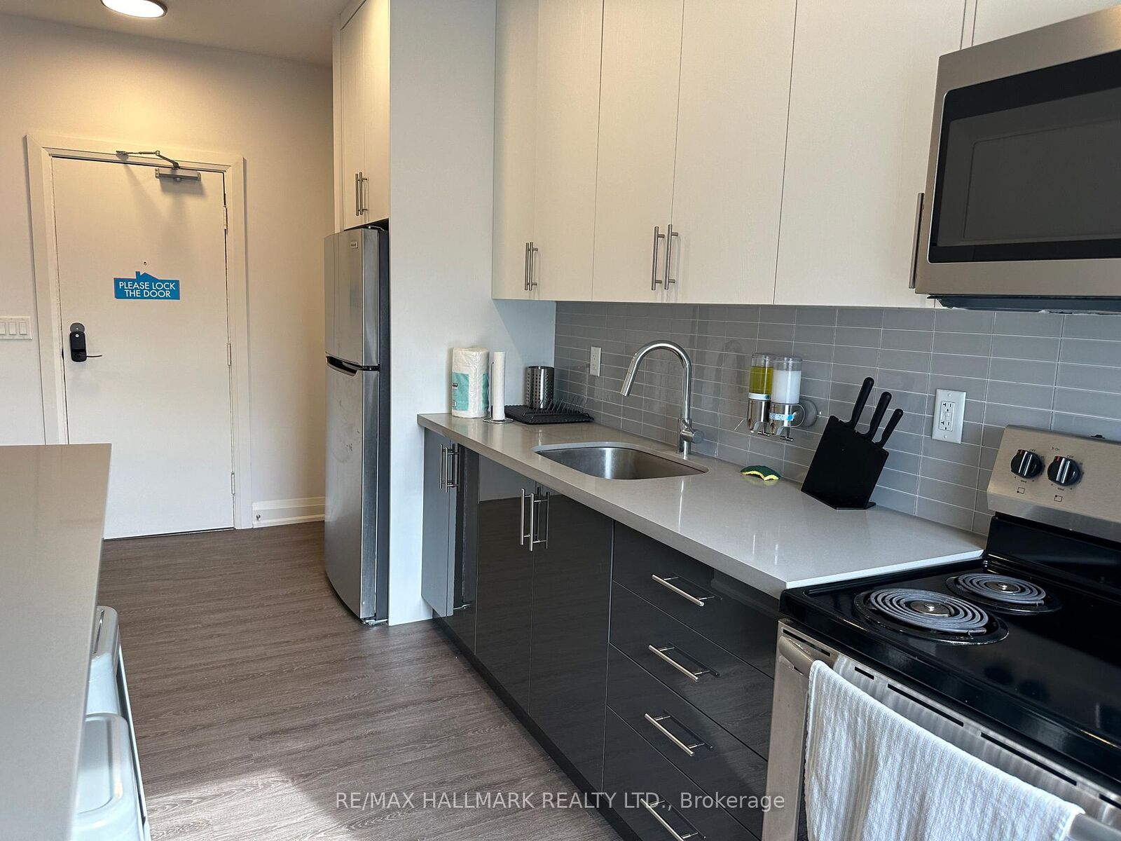 Property Photo: 595 St Clair Avenue W 16 ON M6C 1A3