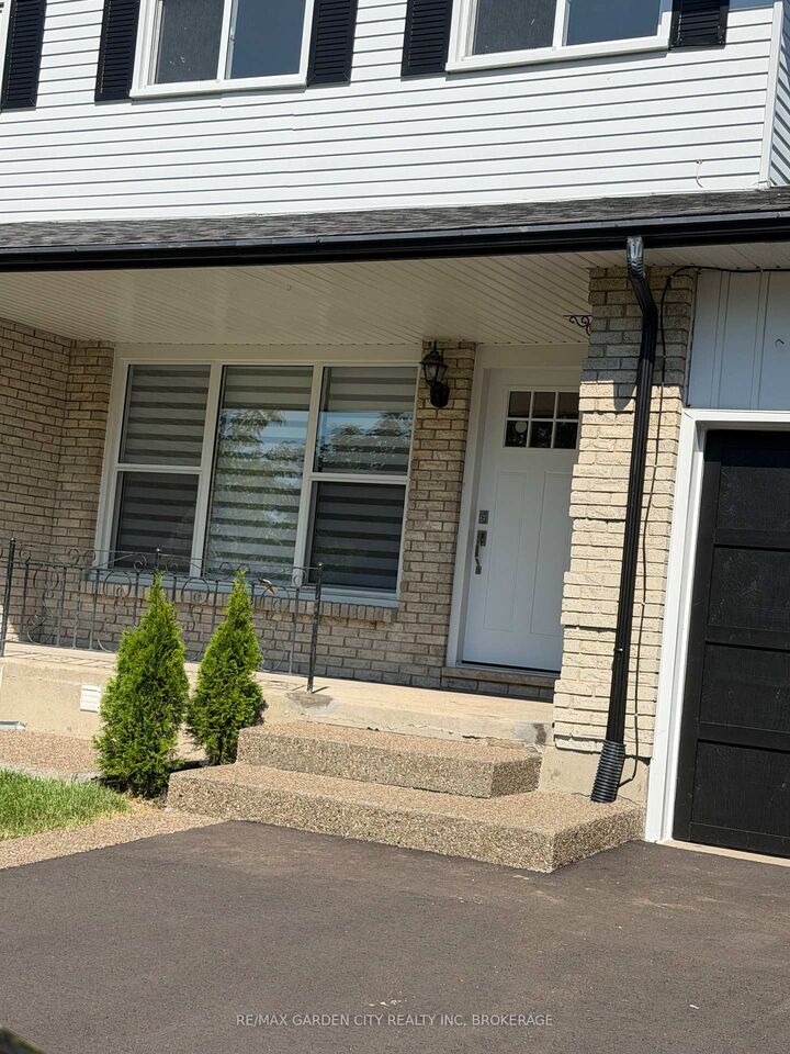 Property Photo: 102 Tupper Drive ON L2V 4C8