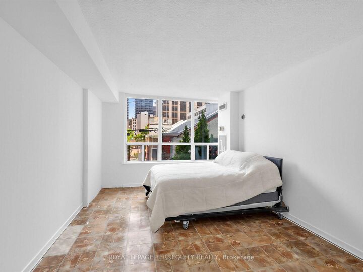 Property Photo:  25 Maitland Street 210  ON M4Y 2W1 