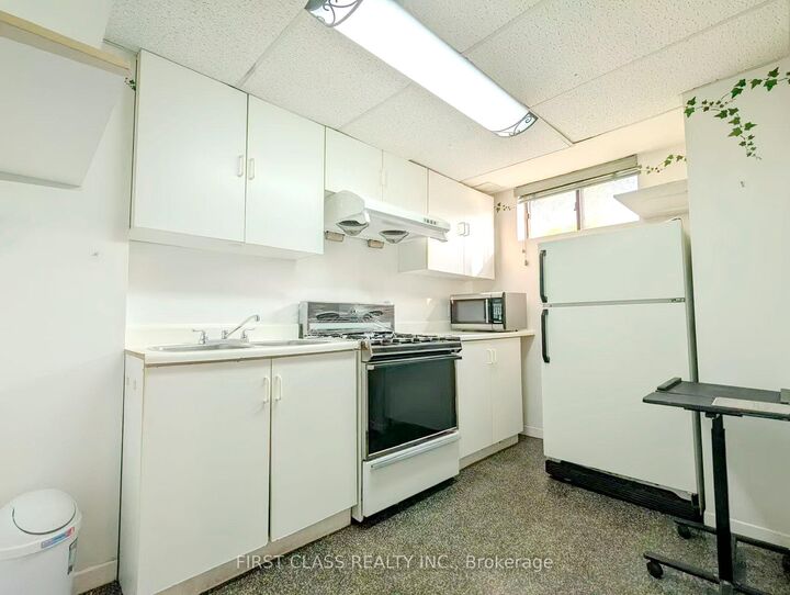 Property Photo:  1226 Kos Boulevard Bsmnt  ON L5J 4L7 