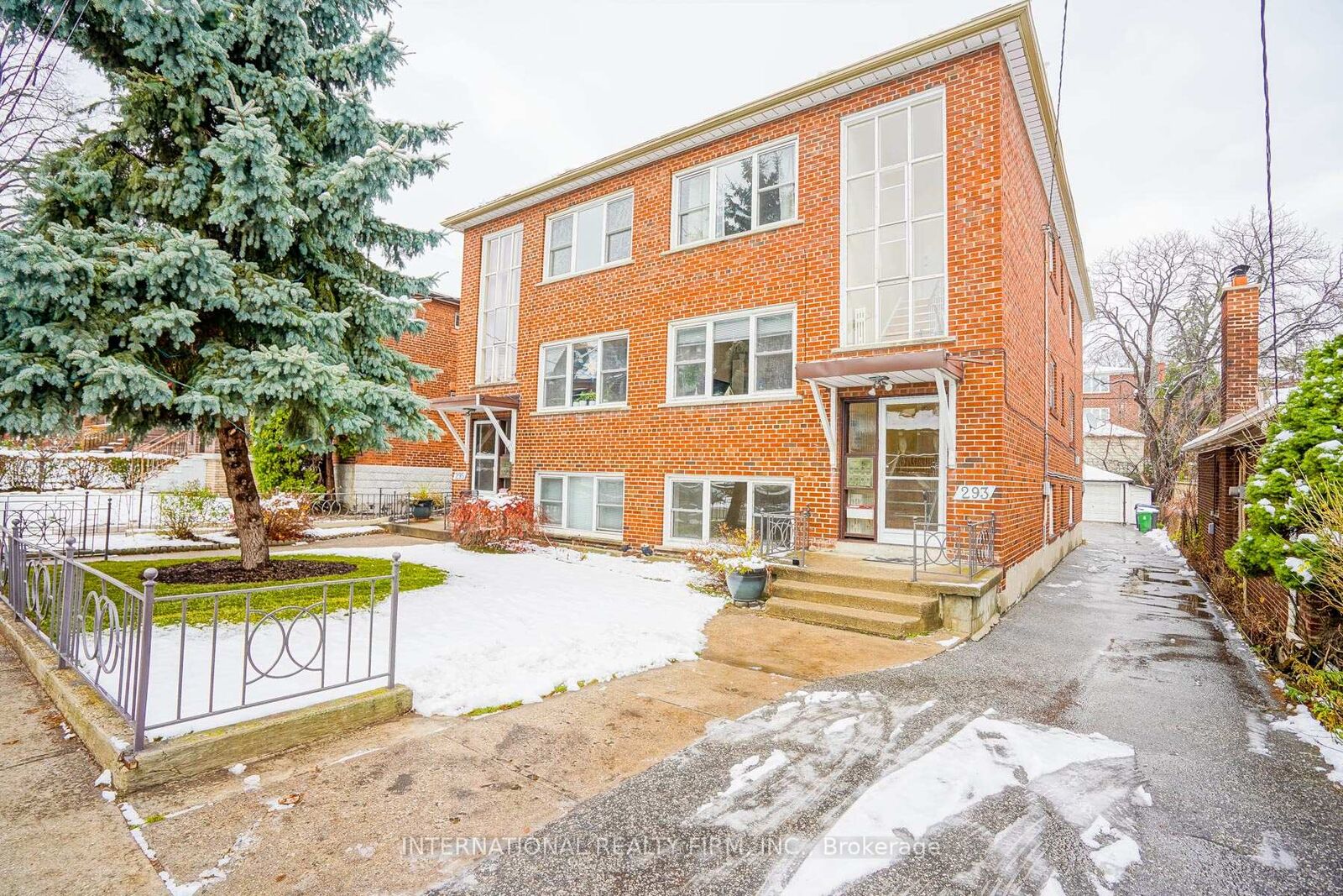 Property Photo: 293 Indian Grove W 3 ON M6P 2H6
