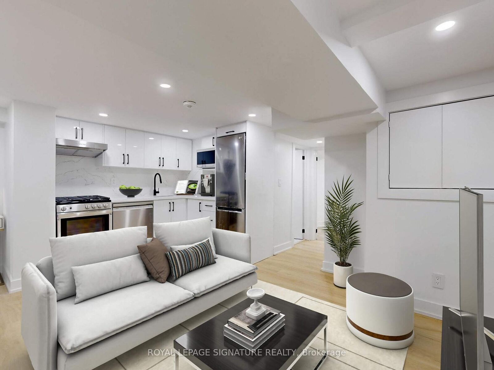Property Photo:  250 Major Street Lower F  ON M5S 2L6 