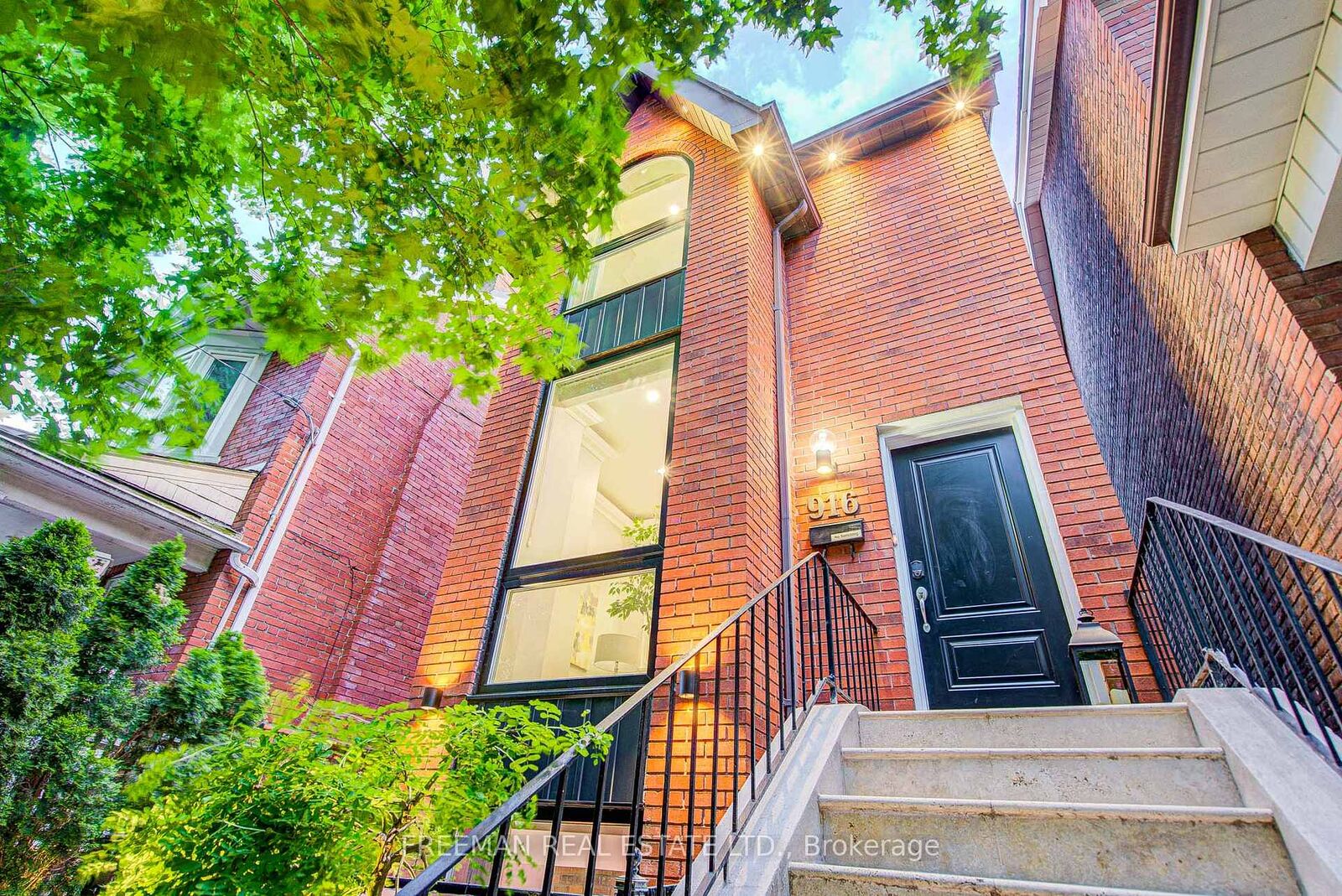 Property Photo: 916 Manning Avenue Main&Amp2nd Floor ON M6G 2X4