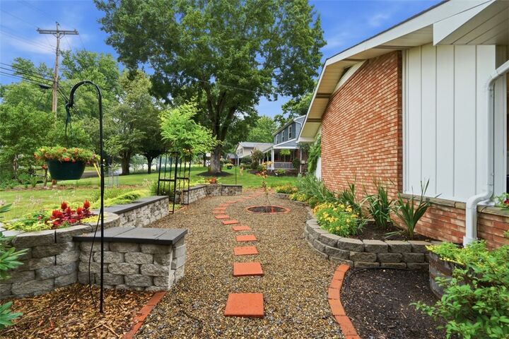 Property Photo:  1538 King Charles Dr  PA 15237 