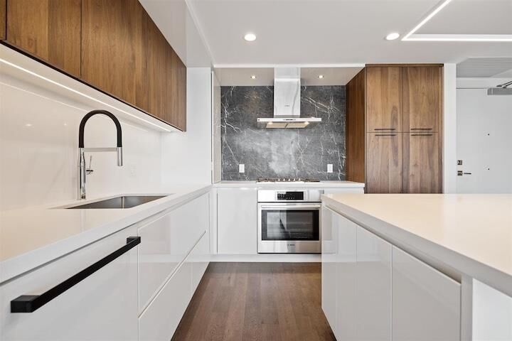 Property Photo: 1526 Finlay Street 807 BC V4B 4L9