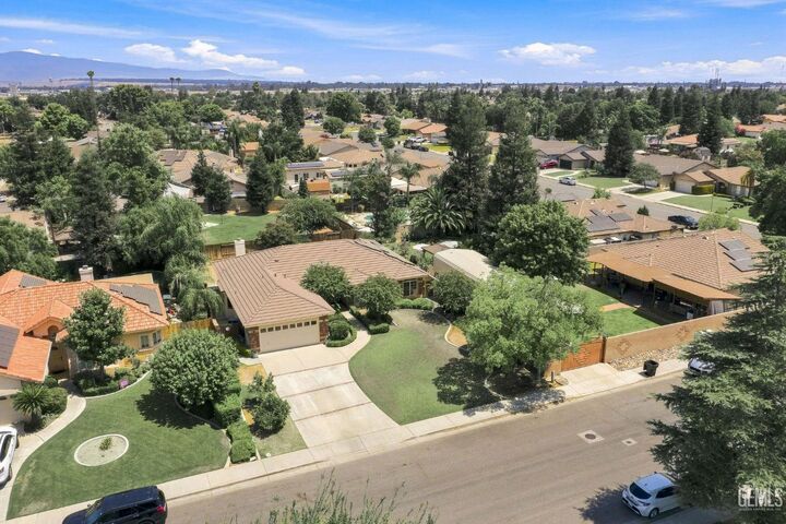 Property Photo: 5600 Rockwell Drive CA 93308