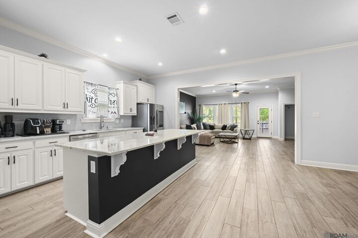 Property Photo: 1180 Lakehaven Dr LA 70737