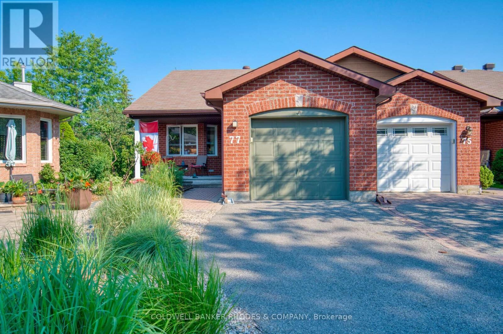 Property Photo: 77 Quinterra Court ON K1V 1K9