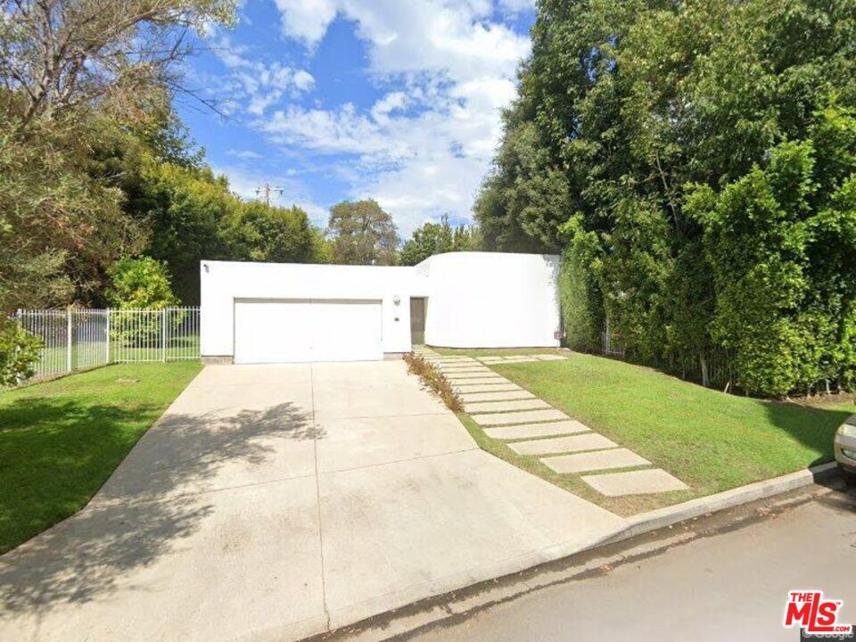 Property Photo: 401 N Cliffwood Ave CA 90049