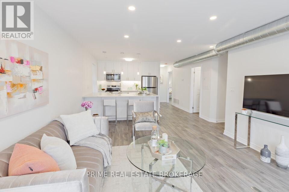 Property Photo: 22 Bidwell Street 6 ON N4G 3T5