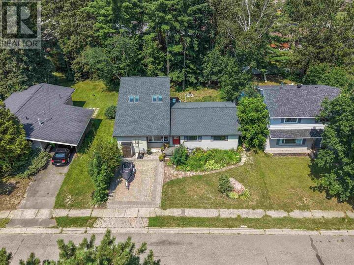 131 Meadow Park Cres — photo 1