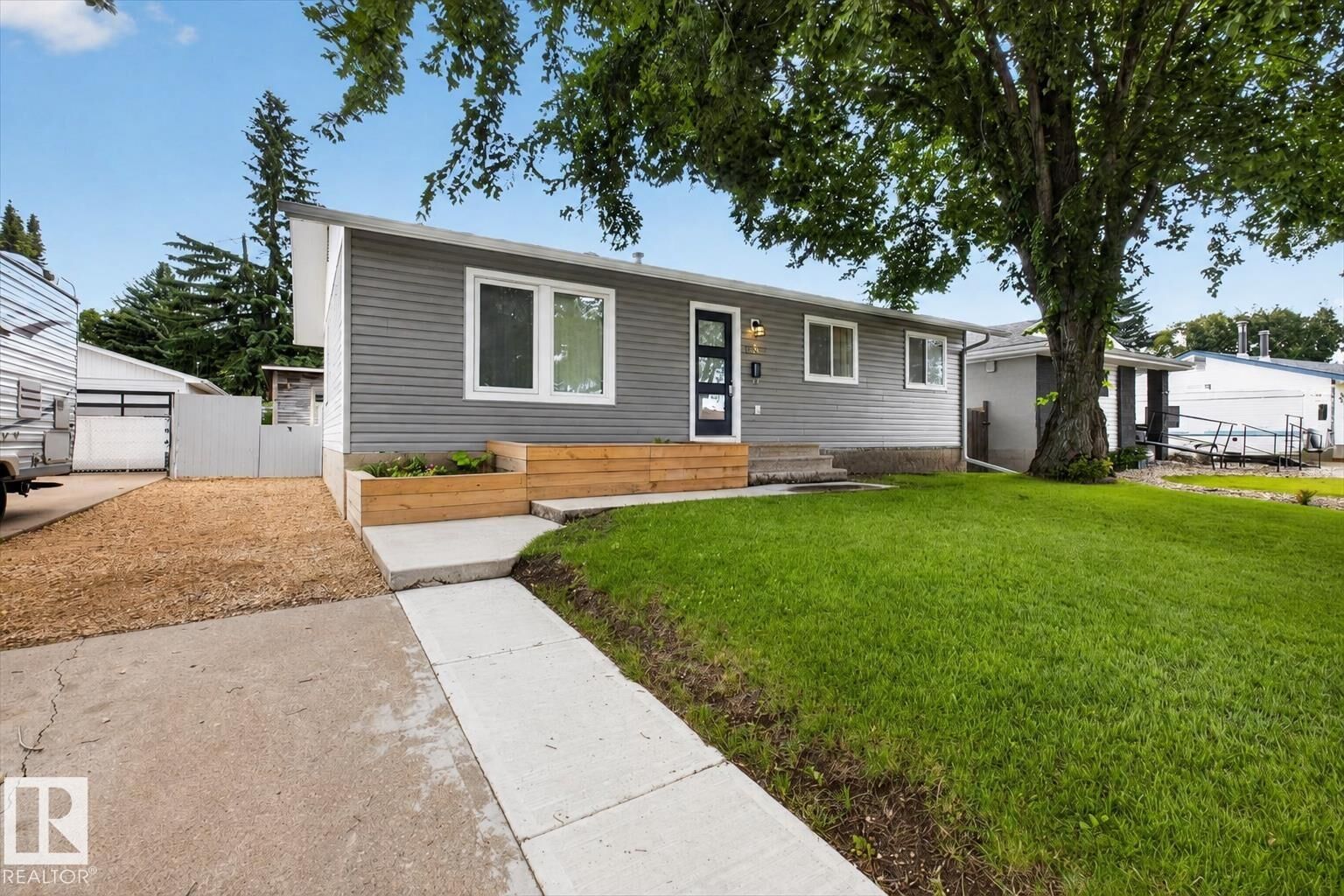 Property Photo: 5 Maywood Road AB T8A 0J9
