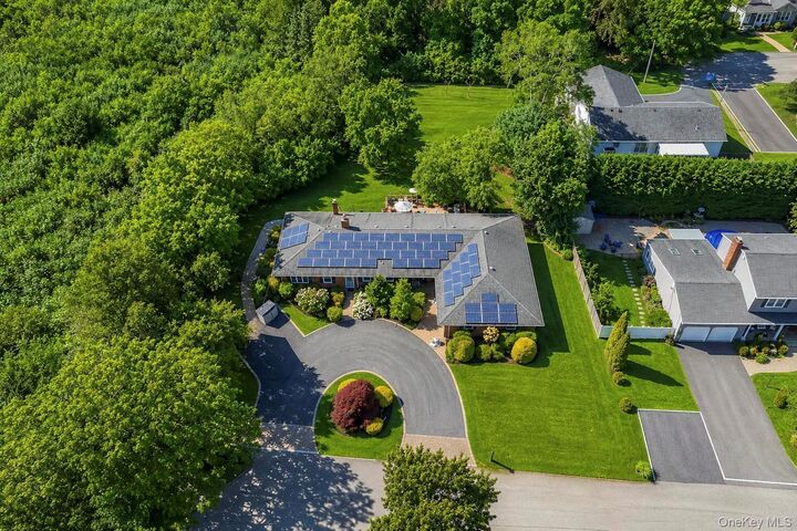Property Photo:  5 Reinhardt Court  NY 11715 