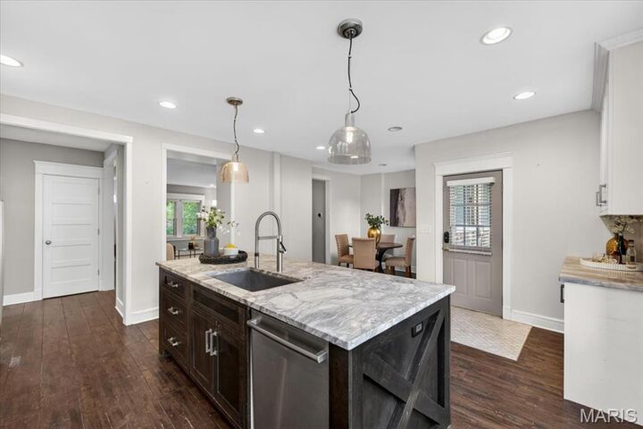 Property Photo: 7625 Wydown Boulevard 1S MO 63105