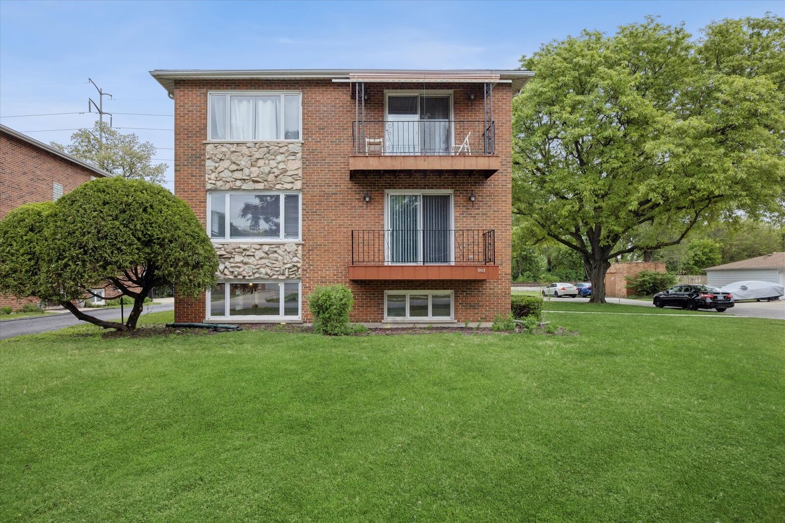 Property Photo: 801 Barnsdale Road 2 IL 60526