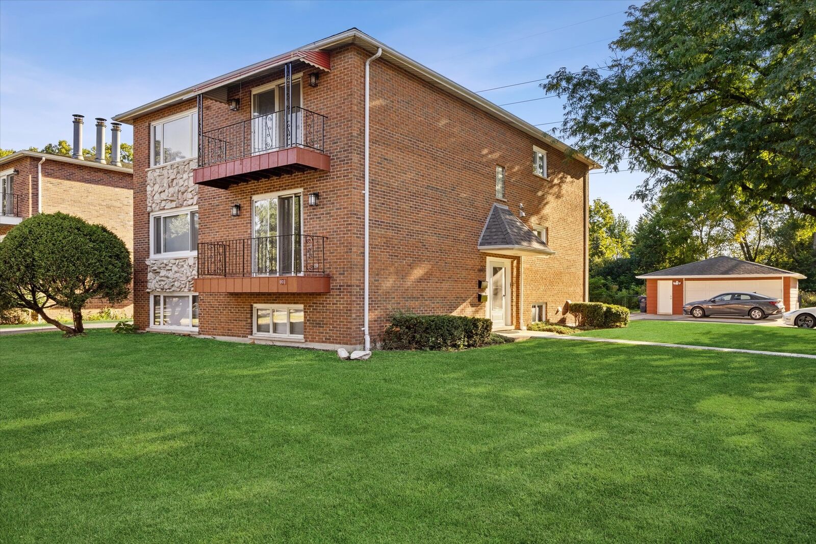 Property Photo: 801 Barnsdale Road 2 IL 60526
