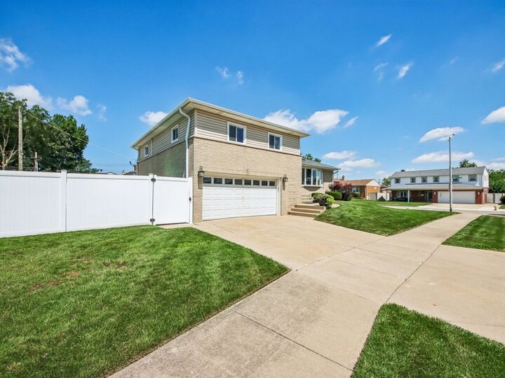 Property Photo: 1580 Grant Avenue IL 60160