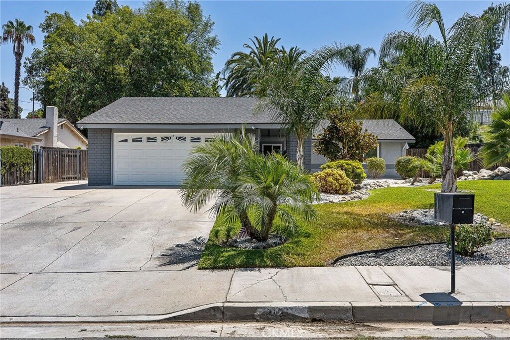 Property Photo: 2132 Trafalgar CA 92506