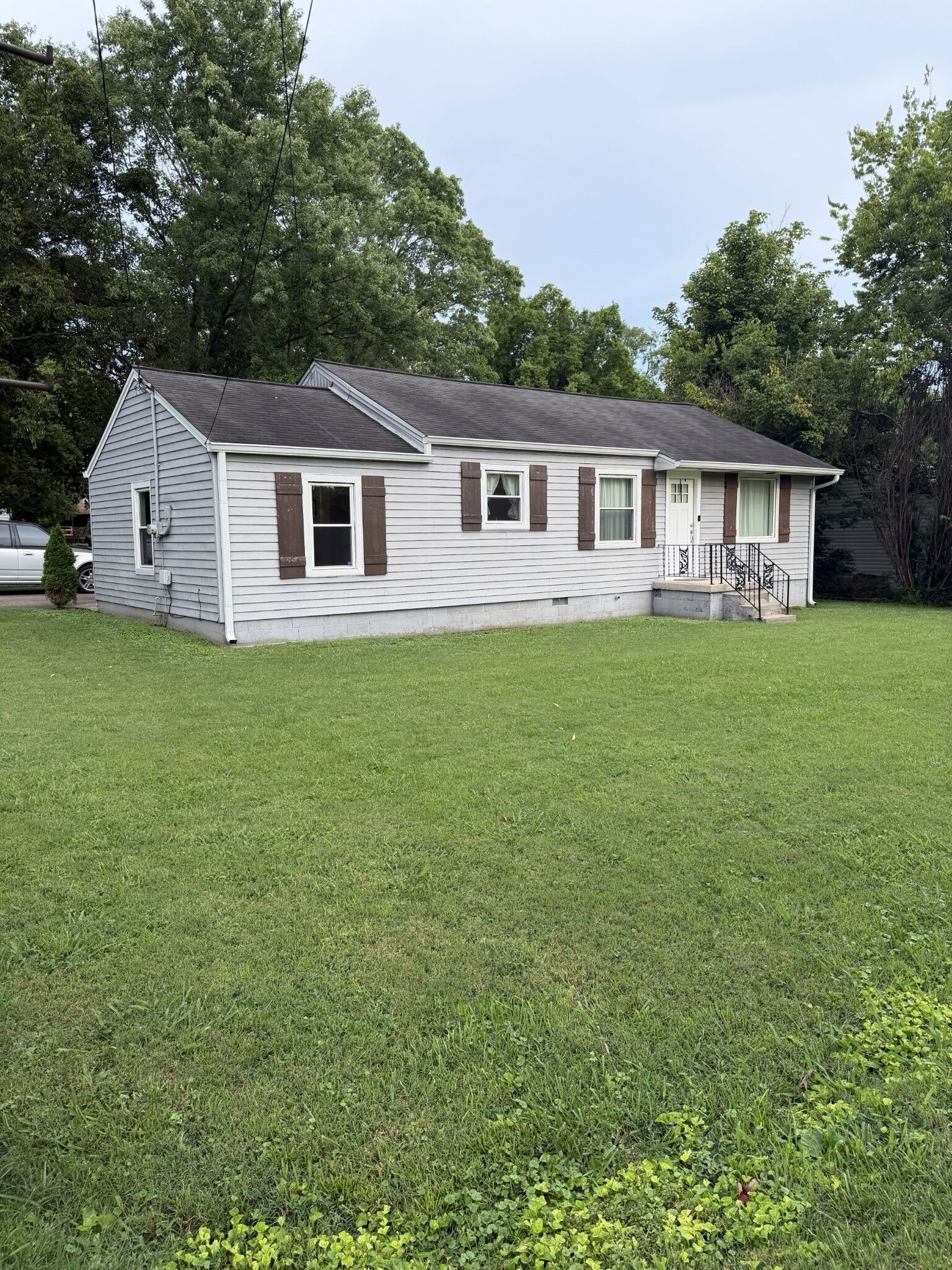 Property Photo: 221 Richland Ave TN 37184