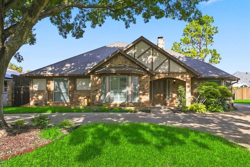 Property Photo: 314 Drexel Drive TX 76051