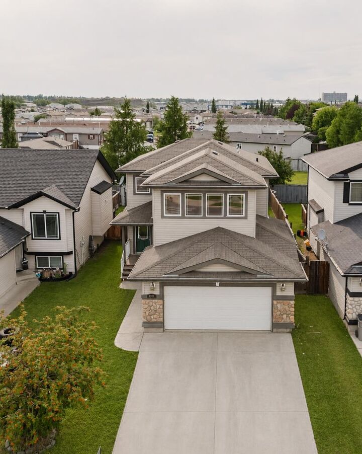 Property Photo: 8910 Willow Drive AB T8X 0C6
