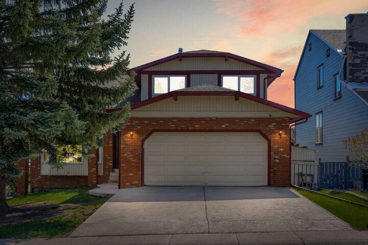 Property Photo: 4 Edgehill Crescent NW AB T3A 2X6
