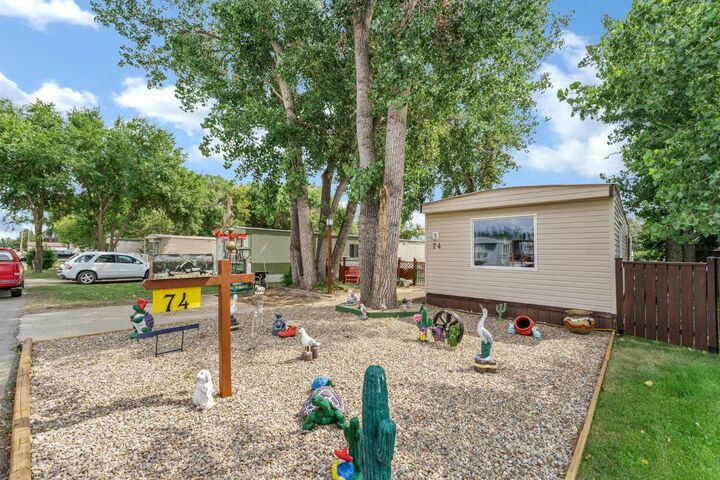 Property Photo:  4000 13 Avenue SE 74  AB T1B 1J3 