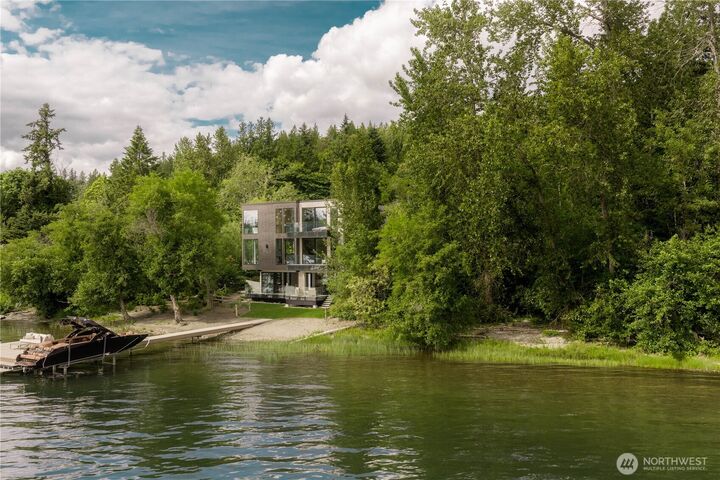 Property Photo:  3101 E Lake Sammamish Parkway NE  WA 98074 