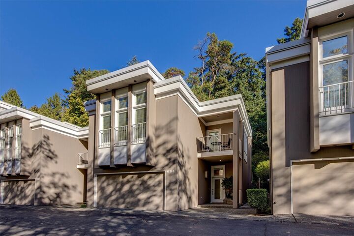 Property Photo: 604 Bellevue Way SE WA 98004
