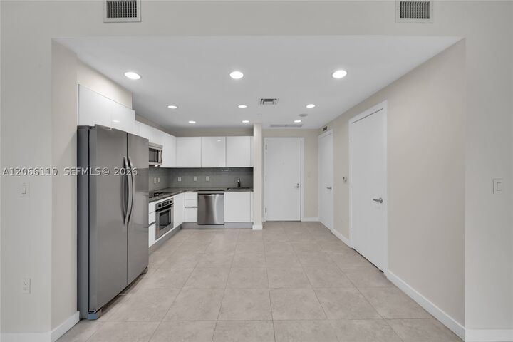 Property Photo:  1060 Brickell Ave 815  FL 33131 