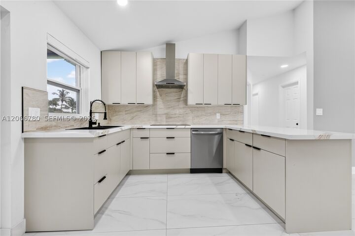Property Photo: 5560 SW 98th Way FL 33328