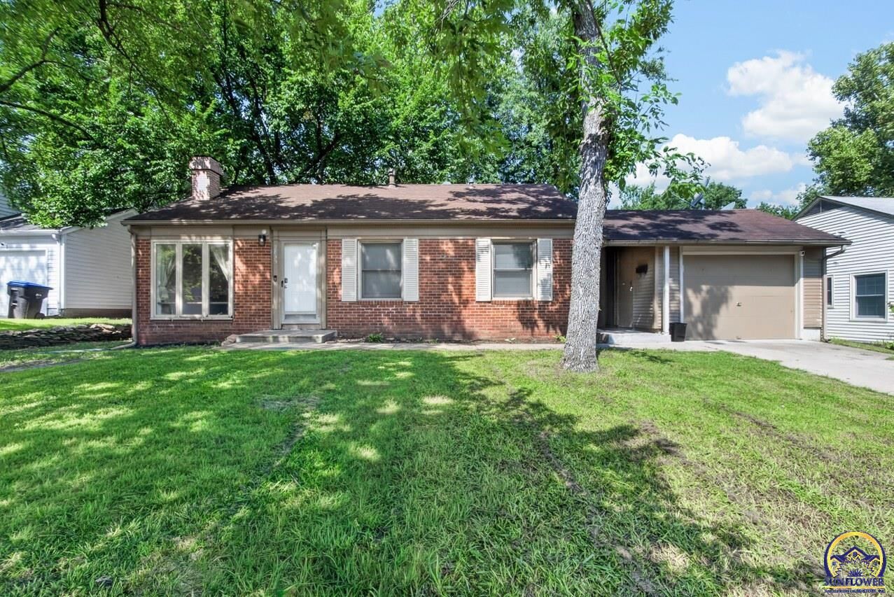 Property Photo:  2833 SW Hillcrest Rd  KS 66614 