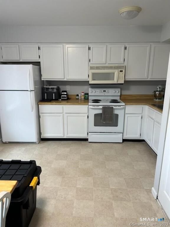 Property Photo:  142 Aspetuck Village 142  CT 06776 