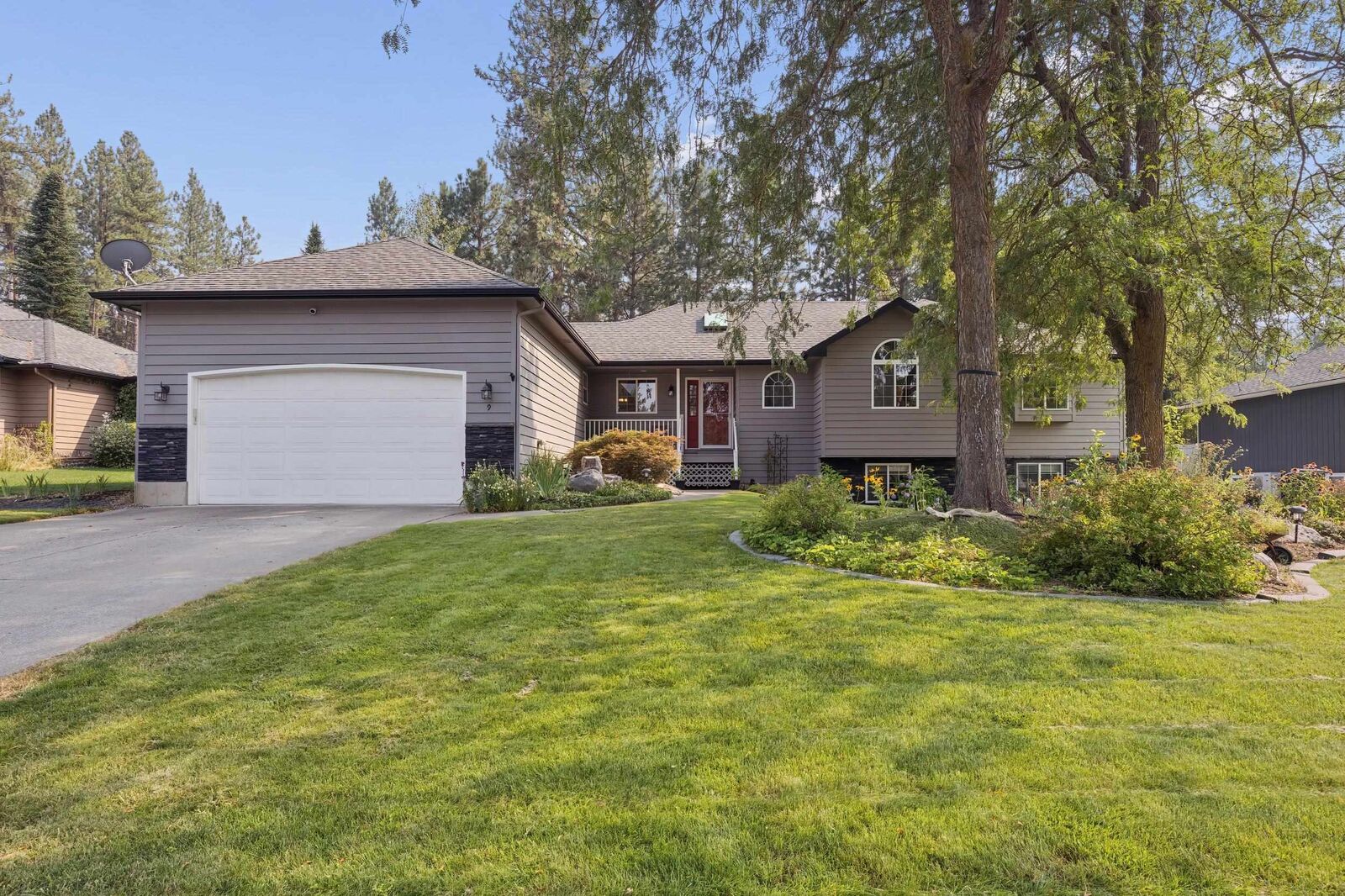 Property Photo: 9 W Elcliff Ave WA 99218