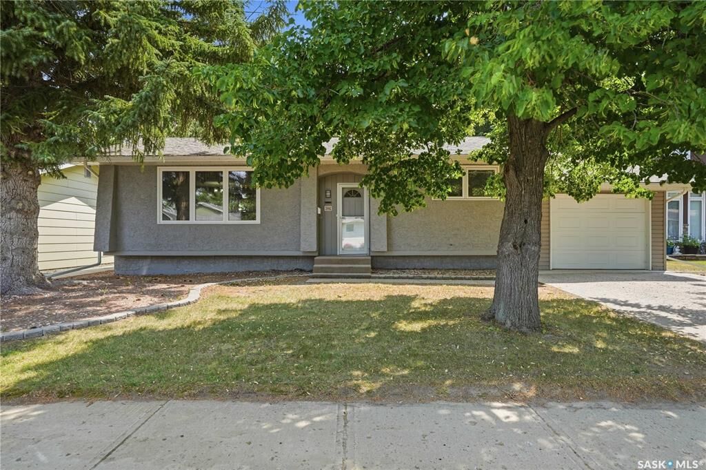 Property Photo:  1227 Pascoe Drive E  SK S6H 7A2 