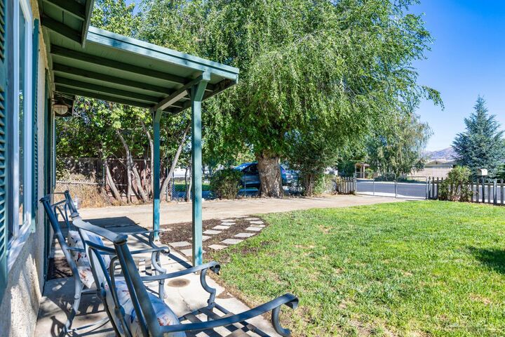 Property Photo:  220 I Street  CA 93561 