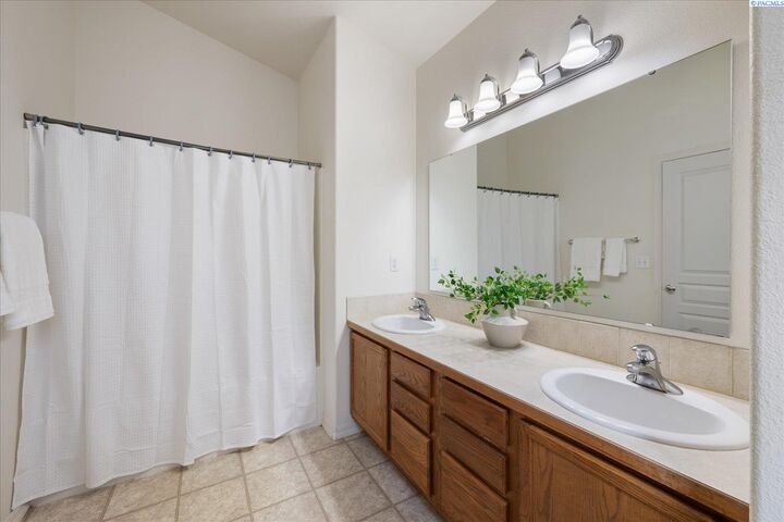 Property Photo: 3001 S Highlands Blvd WA 99353