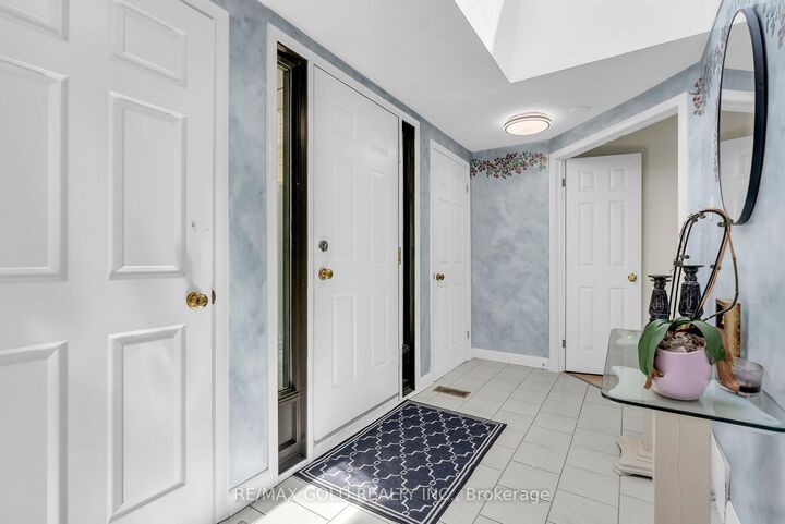 Property Photo: 1356 Oak Lane ON L5H 2X7
