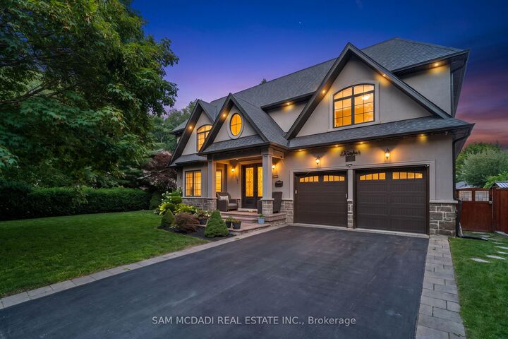 Property Photo: 834 Edistel Crescent ON L5H 1T4