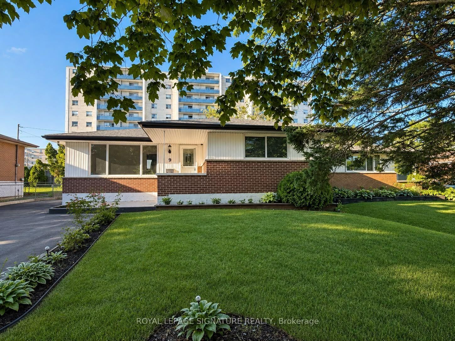 Property Photo: 9 Fieldway Drive Upper ON L9A 2L2
