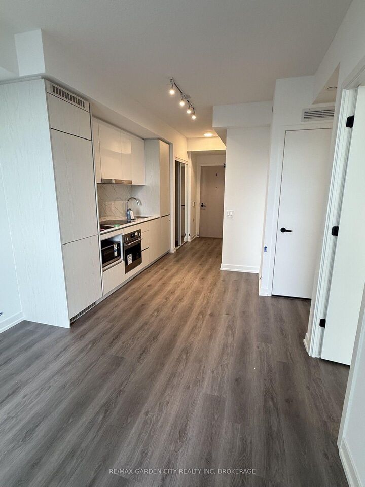 Property Photo: 28 Interchange Way W 1701 ON L4K 0P8