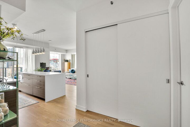 Property Photo: 428 Sparks Street 1502 ON K1R 0B3