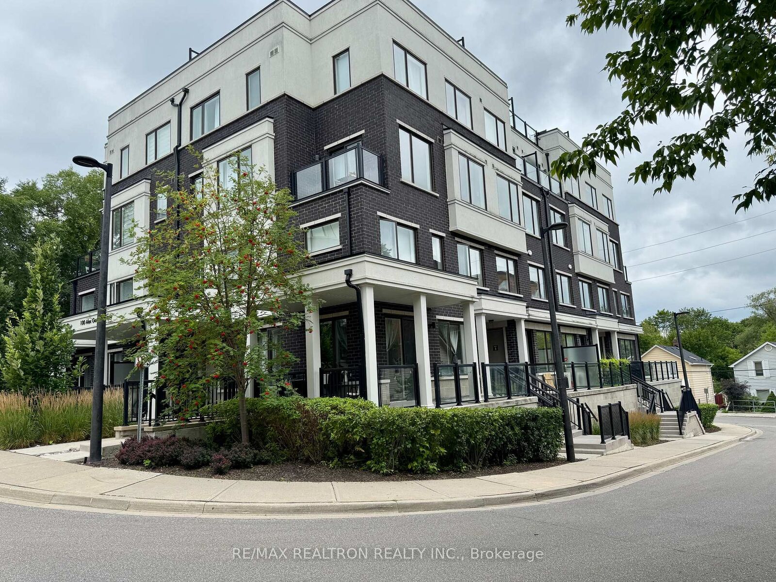 Photo de la propriété: 100 Alex Gardner Circle 5 ON L4G 3G5