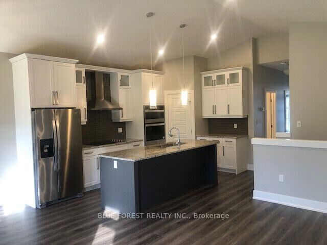 Property Photo:  10 McPherson Court 2  ON N5P 0E6 